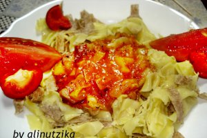 Paste tagliatelle cu sos de rosii si ciolan afumat