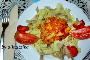 Paste tagliatelle cu sos de rosii si ciolan afumat