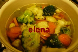 Somon in foietaj  cu garnitura de legume