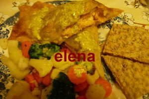 Somon in foietaj  cu garnitura de legume