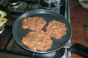 Hamburger din carne de curcan