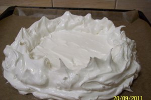 Pavlova cu crema de vanilie si frisca