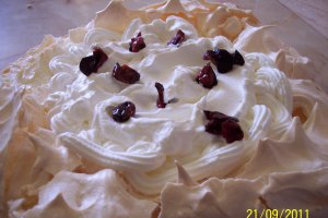 Pavlova cu crema de vanilie si frisca