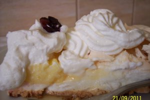 Pavlova cu crema de vanilie si frisca