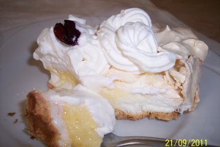 Pavlova cu crema de vanilie si frisca