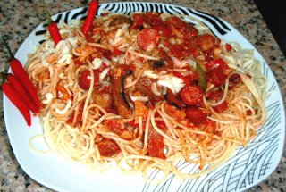 Spaghete cu salam si sos tomat