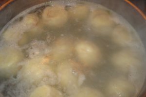 Gomboti cu prune din aluat cu gris