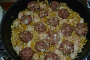 Orez cu chiftele de vita la cuptor