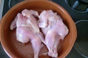 Pui fragezi si dezbracati la cuptor cu garnitura de tomate si porumb fiert