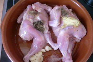 Pui fragezi si dezbracati la cuptor cu garnitura de tomate si porumb fiert