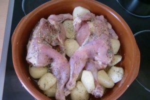Pui fragezi si dezbracati la cuptor cu garnitura de tomate si porumb fiert