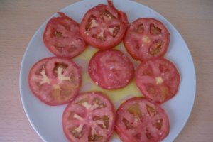 Pui fragezi si dezbracati la cuptor cu garnitura de tomate si porumb fiert
