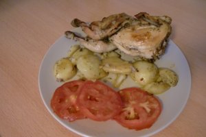 Pui fragezi si dezbracati la cuptor cu garnitura de tomate si porumb fiert