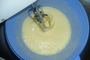 Prajitura cu aroma de vanilie si gem de caise
