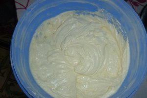 Prajitura cu aroma de vanilie si gem de caise