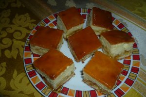 Prajitura cu aroma de vanilie si gem de caise