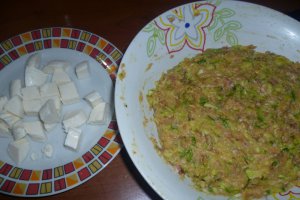 Chiftele de zucchini cu carne tocata si mozzarella