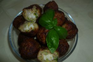 Chiftele de zucchini cu carne tocata si mozzarella