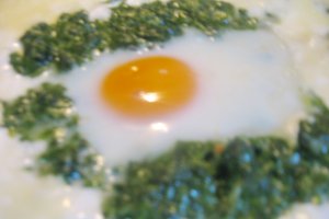 Spanac gratinat cu ochiuri