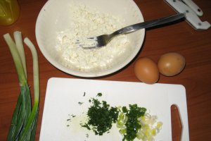 Rulou de omleta cu marar si ceapa verde
