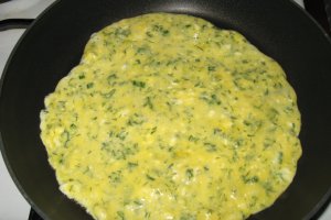 Rulou de omleta cu marar si ceapa verde