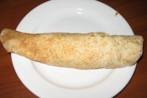 Rulou de omleta cu marar si ceapa verde