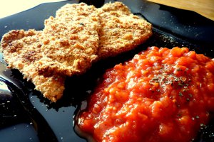 Pui Parmigiano cu sos Marinara