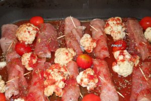 Rulouri de porc cu conopida si rosii cherry la cuptor