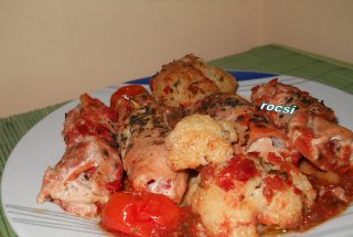 Rulouri de porc cu conopida si rosii cherry la cuptor