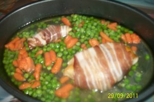 Piept de pui invelit in bacon cu sos de mustar