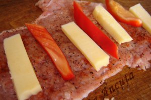 Rulouri de vitel cu ardei si cascaval