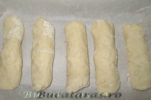 Mini-baghete aromate cu verdeturi