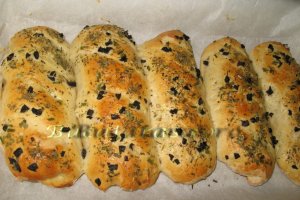 Mini-baghete aromate cu verdeturi