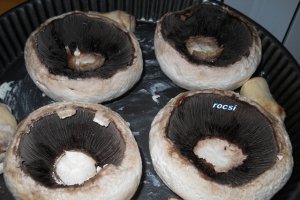 Ciuperci umplute cu piept de pui si gogosar