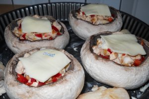 Ciuperci umplute cu piept de pui si gogosar