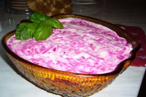 Salata de sfecla rosie si peste marinat