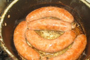 Iahnie ardeleneasca de fasole boabe cu carnati prajiti
