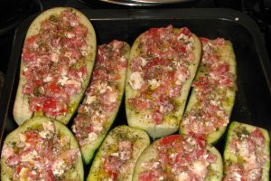 Vinete la cuptor acoperite cu topping de legume