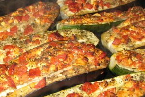 Vinete la cuptor acoperite cu topping de legume