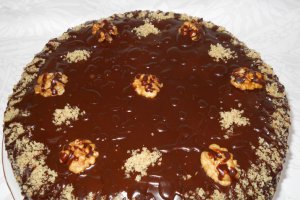 Tort cu ciocolată şi nuci
