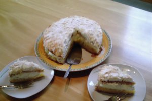 Tort cu mere si frisca(Apfel Torte mit Baiserhaube)