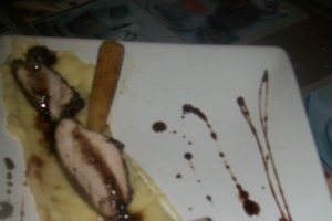 Muschiulet de porc tras in ciocolata servit cu piure, ceapa cipollin si dovleac