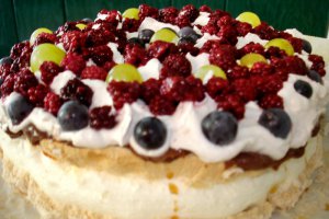 Pavlova cu budinca si fructe