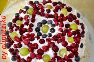 Pavlova cu budinca si fructe