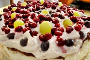 Pavlova cu budinca si fructe