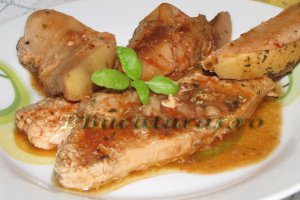 Piept de curcan in sos de gutui si rozmarin