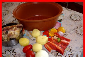 Carne de pui cu legume in vas roman