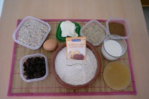 Biscuiti fragezi cu miere ,musli ,nuca si stafide