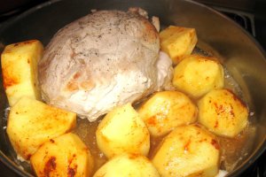 Friptura din pulpa de porc inabusita ,cu garnitura de cartofi