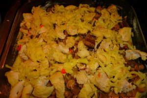 Cartofi cu carne de pui si ciuperci la cuptor